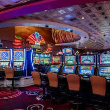 Pengguna menikmati permainan live casino menggunakan perangkat mobile secara mudah dan aman